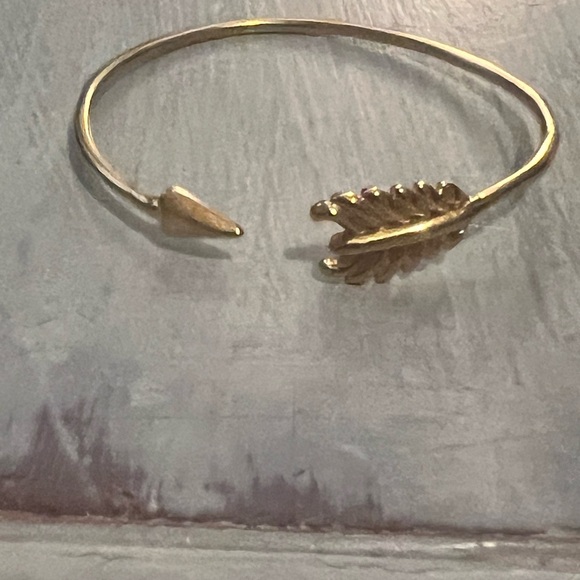 Stella & Dot Bangle Bracelet Arrow Gold Tone Vintage Designer Signed - Picture 2 of 6